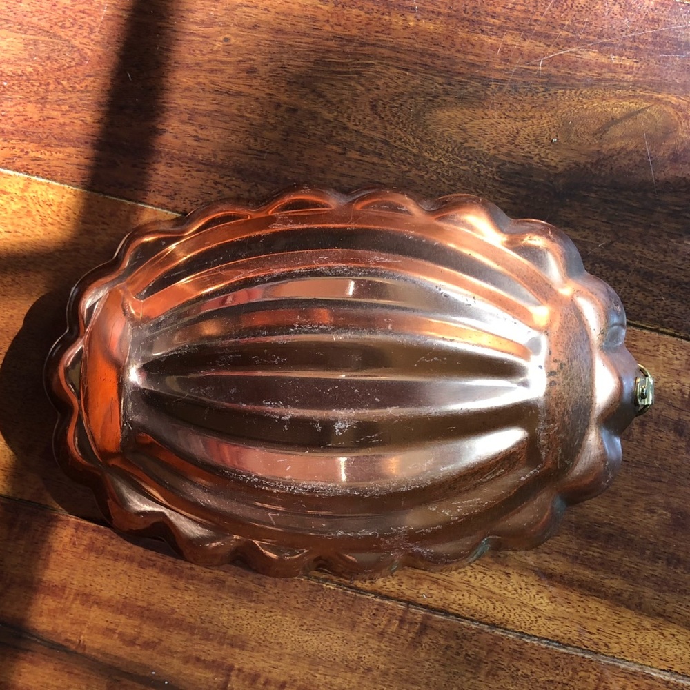Oval copper mold. Vintage!